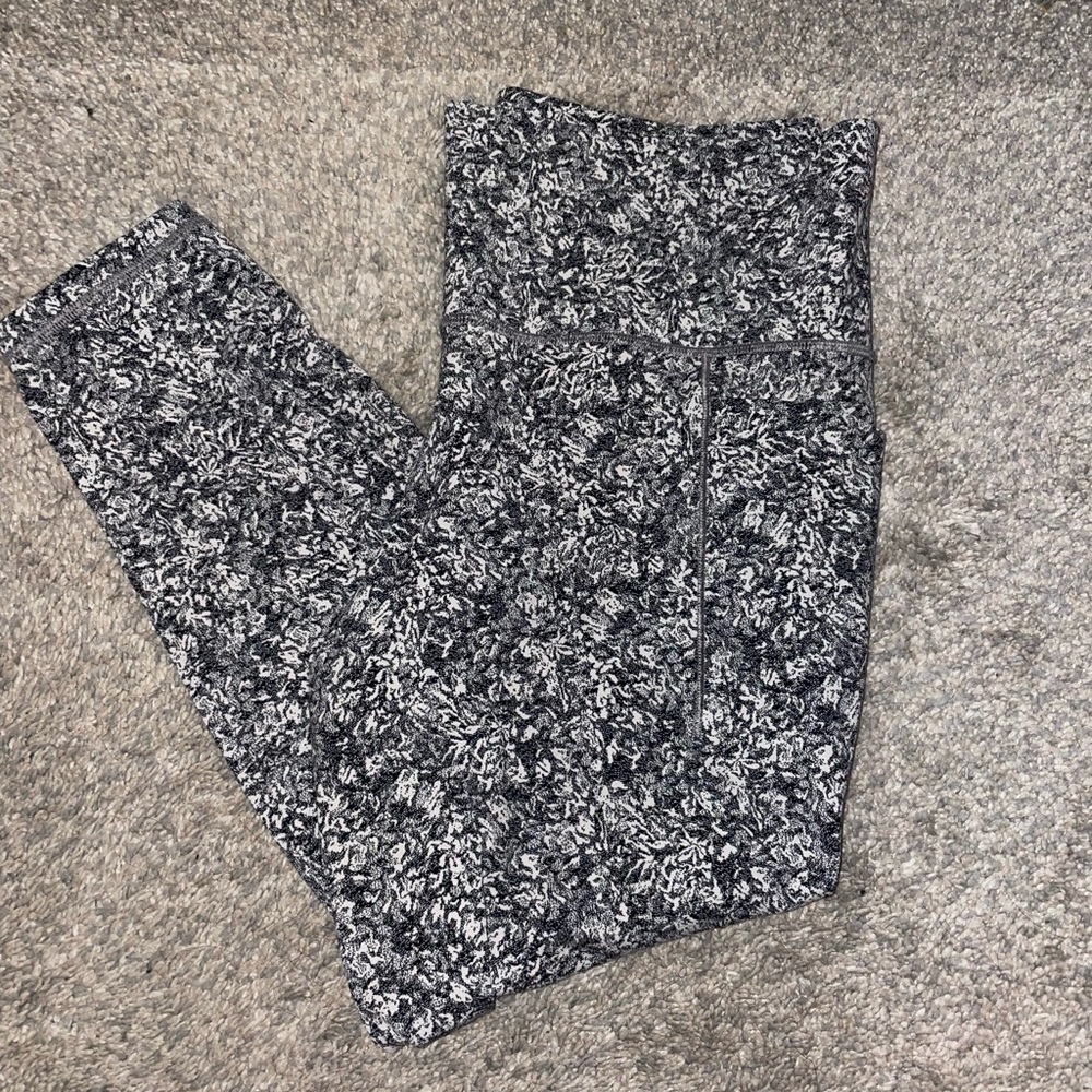 Athleta “salutation stash pocket” 7/8 tight